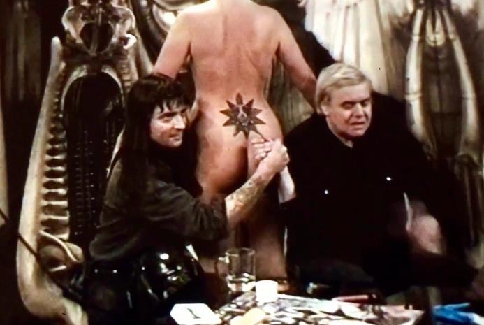 HR Giger und Varry mitHandschlag vor dem Biomechanik Tattoo